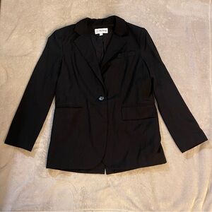 Sophisticated Black Blazer with Tailored Structure